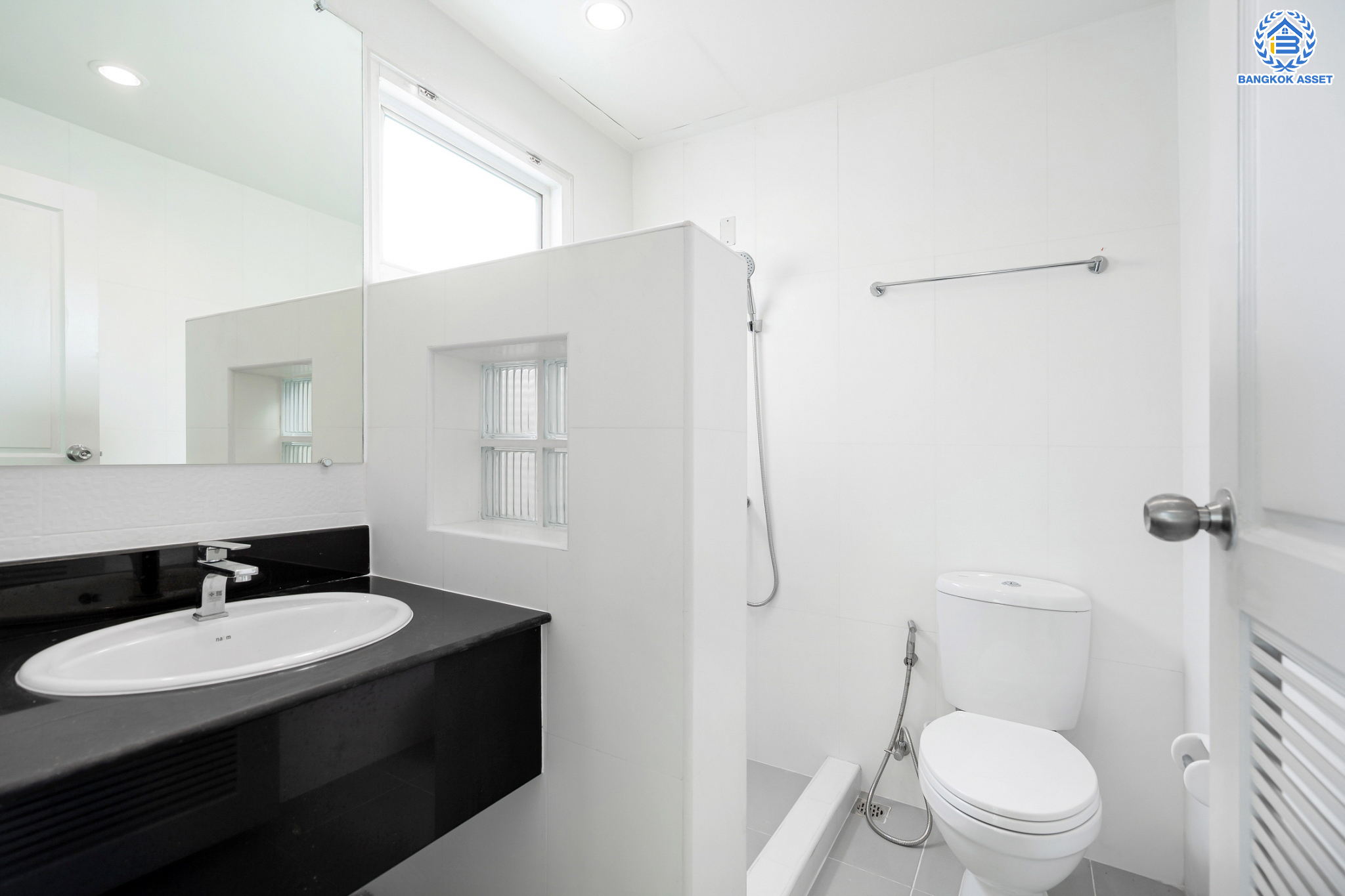 บ้านมือสองตกแต่งใหม่ ม.เดอะพาร์ค ลาดพร้าววังหิน78 ทาวน์โฮม 3 ชั้นครึ่ง เนื้อที่ 16 ตร.ว. ฟังก์ชันจัดเต็ม 3 ห้องนอน (มีห้องน้ำในตัวทุกห้อง) 4 ห้องน้ำ จอดรถได้1 คัน บนทำเลเชื่อมต่อหลายเส้นทาง ใกล้เซ็นทรัลลาดพร้าว เมเจอร์รัชโยธิน ม.ราชภัฏจันทรเกษม ทางด่วน "ฉลองรัช" และรถไฟฟ้าสายสีเขียว "สถานีเสนานิคม"